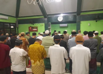 Ratusan warga Muhammadiyah Kota Cilegon menggelar salat tarawih di Masjid UBK, Selasa 17 Februari 2026. (Uri/Banten Raya)