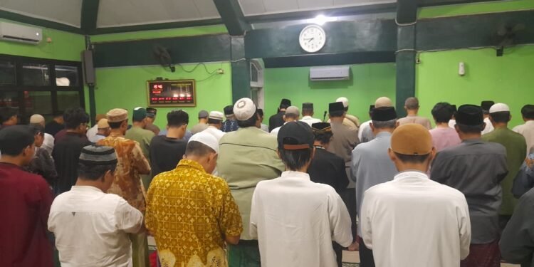 Ratusan warga Muhammadiyah Kota Cilegon menggelar salat tarawih di Masjid UBK, Selasa 17 Februari 2026. (Uri/Banten Raya)