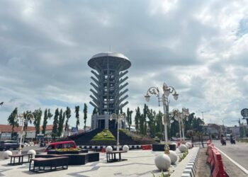 Polres Cilegon Beri Bocoran 4 Titik Operasi Lalu Lintas, Ramadan Jangan Coba-coba Langgar Aturan 8 Suasana di depan tugu Baja Landmark Cilegon, Kamis (19/2). Tia/Banten Raya