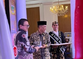 Banten Jadi Tuan Rumah Hari Musik Nasional 2026, PAPPRI Dorong Kesejahteraan Musisi Lokal 7 Ketua DPD PAPPRI Provinsi Banten Muhammad Faizal saat memberikan cinderamata kepada Ketua DPP PAPPRI Tony Wenas, Senin (9/3/2026).