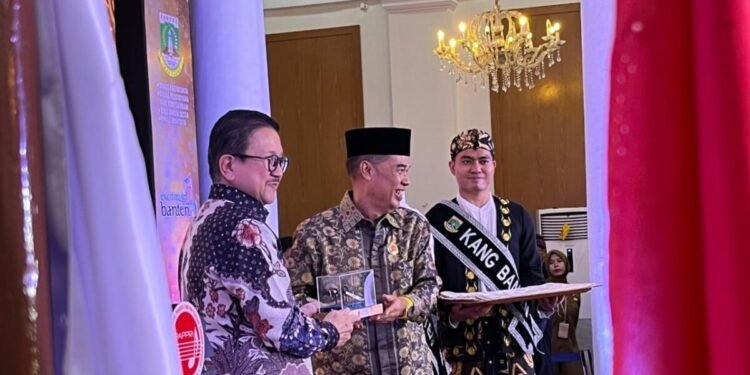 Banten Jadi Tuan Rumah Hari Musik Nasional 2026, PAPPRI Dorong Kesejahteraan Musisi Lokal 1 Ketua DPD PAPPRI Provinsi Banten Muhammad Faizal saat memberikan cinderamata kepada Ketua DPP PAPPRI Tony Wenas, Senin (9/3/2026).