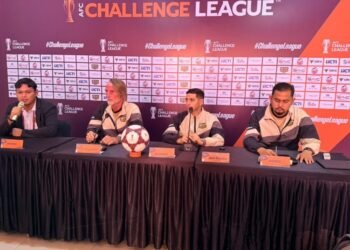 Pelatih Dewa United Jan Olde memberikan keterangan kepada wartawan jelang laga melawan Manila Digger. (Dewa United)