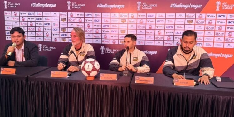 Pelatih Dewa United Jan Olde memberikan keterangan kepada wartawan jelang laga melawan Manila Digger. (Dewa United)