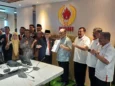 Ketua KONI banten Agus Rasyid menyerahkan kelengkapan berkas Pendaftaran PON 2032 kepada Ketua KONI Pusat Marciano Norman. (hendra/bantenraya)