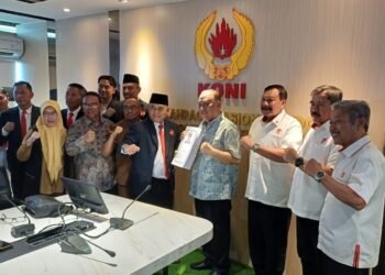 Ketua KONI banten Agus Rasyid menyerahkan kelengkapan berkas Pendaftaran PON 2032 kepada Ketua KONI Pusat Marciano Norman. (hendra/bantenraya)