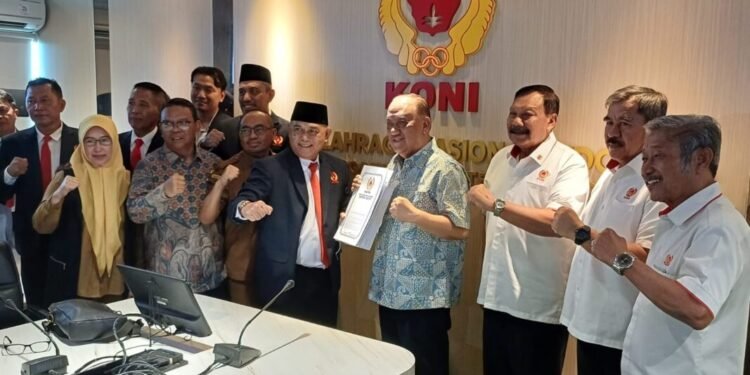 Ketua KONI banten Agus Rasyid menyerahkan kelengkapan berkas Pendaftaran PON 2032 kepada Ketua KONI Pusat Marciano Norman. (hendra/bantenraya)