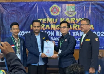 Ahmad Aflahul Aziz saat menerima mandat sebagai Ketua Karang Taruna Kota Cilegon periode 2026-2030 pada 2 Maret 2026. (Dokumentasi Karang Taruna Kota Cilegon)