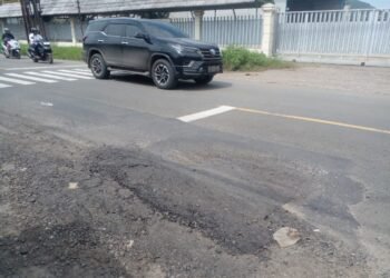 Kondisi tambal aspal perbaikab jalur mudik yang asal-asalan dan membahayakan pemudik. (Uri/Banten Raya)