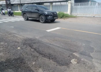 Kondisi tambal aspal perbaikab jalur mudik yang asal-asalan dan membahayakan pemudik. (Uri/Banten Raya)