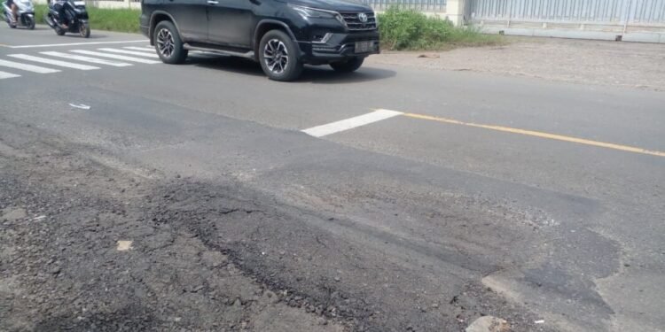 Kondisi tambal aspal perbaikab jalur mudik yang asal-asalan dan membahayakan pemudik. (Uri/Banten Raya)