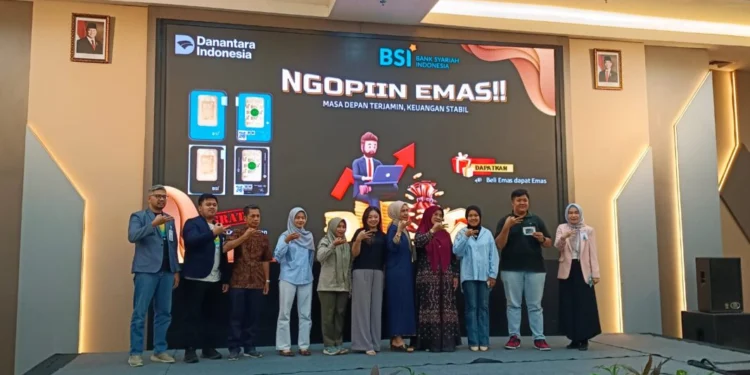 Sejumlah nasabah BSI mengikuti keseruan rangkaian Ngopiin Emas dengan berbagai dorprize menarik, Jumat 6 Februari 2026. (Raden/Banten Raya)