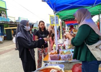 Para pengunjung bazar Ramadan sedang membeli takjil untuk berbuka puasa di Perumahan Taman Krakatau, Kecamatan Waringinkurung, kemarin.