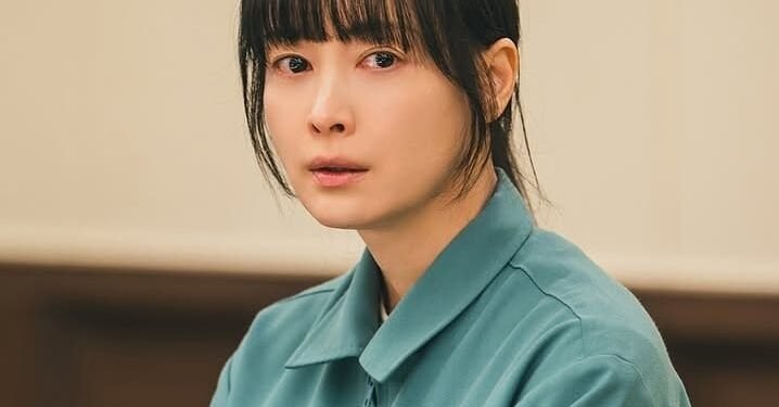 Yoon Ra Young tampil mengenakan seragam tahanan saat menjalani persidangan dalam drama Korea Honour episode 10.