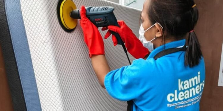 Kami Cleaners Terima Banyak Orderan Usai Banjir di Cilegon, Tangani 50 Rumah Per Hari 1 Petugas Kami Cleaners saat melakukan layanan kebersihan untuk sofa dan kasur akibat terendam air banjir. (Kami Cleaners untuk Banten Raya)