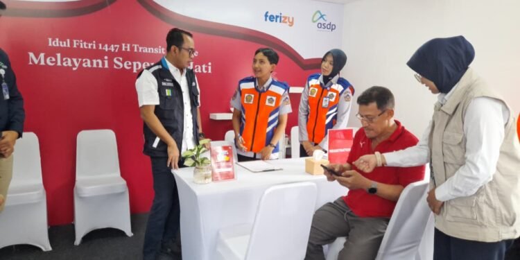 Direktur Utama PT ASDP Indonesia Ferry Heru Widodo mengecek kelengkapan pelayanan di Posko Mudik di Rest Area KM 43, Minggu (15/3). (Uri/Bantenaya.com) Ratusan pemudik menyebrang