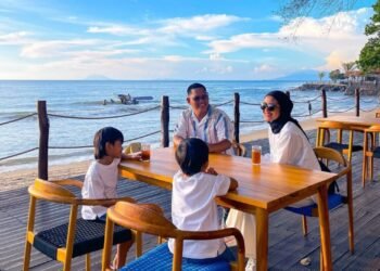 Suasana sebuah keluarga saat menikmati momen bersantai melihat pemandangan sunset ditemani deburan ombak di Harumi Kafe and Resto. (Dok/Hiromi Anyer)