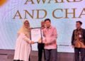 Corporate Social Responsibility Honda Banten Nikmatulloh (kanan) saat menerima penghargaan Ekbispar Award atas komitmen positif dalam mengedukasi keselamatan di jalan. (Dok/ Honda Banten)