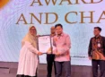 Corporate Social Responsibility Honda Banten Nikmatulloh (kanan) saat menerima penghargaan Ekbispar Award atas komitmen positif dalam mengedukasi keselamatan di jalan. (Dok/ Honda Banten)