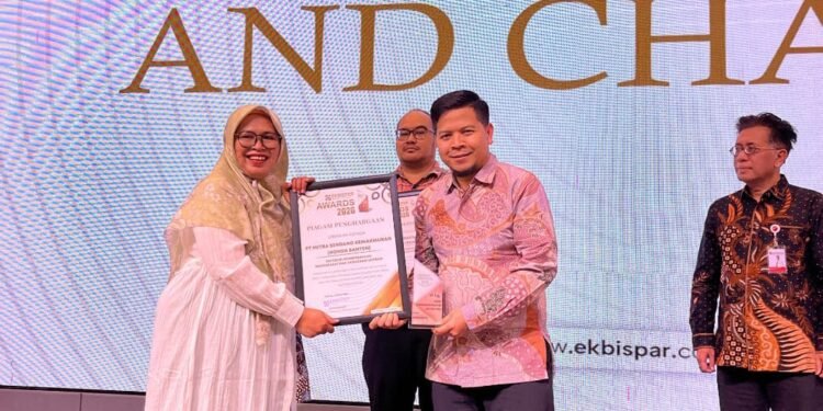 Corporate Social Responsibility Honda Banten Nikmatulloh (kanan) saat menerima penghargaan Ekbispar Award atas komitmen positif dalam mengedukasi keselamatan di jalan. (Dok/ Honda Banten)