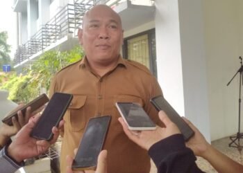 Capiton Foto Kepala Disparpora Kota Serang Zeka Bachdi diwawancarai wartawan di Setda Pemkot Serang, Senin 2 Maret 2026. (Harir Baldan/Bantenraya.com)