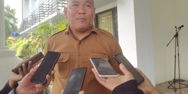 Capiton Foto Kepala Disparpora Kota Serang Zeka Bachdi diwawancarai wartawan di Setda Pemkot Serang, Senin 2 Maret 2026. (Harir Baldan/Bantenraya.com)