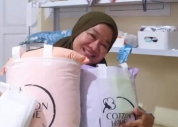 Pelanggan Cotton Home ID saat menerima produk sprei dan bad cover untuk hampers lebaran. (Dok/pribadi)