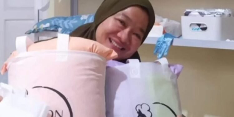 Pelanggan Cotton Home ID saat menerima produk sprei dan bad cover untuk hampers lebaran. (Dok/pribadi)