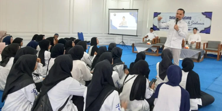 Anggota DPRD Provinsi Banten yang juga pengusaha sukses Dede Rohana Putra saat memberikan motivasi di hadapan ratusan mahasiswa Unival pada Minggu, 1 Maret 2026. (Gillang/Bantenraya.com)