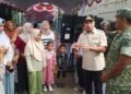 Walikota Cilegon Robinsar berbincang dengan Dandim 0623/Cilegon Letkol Inf Imam Buchori dan masyarakat usai meresmikan sumur bor di Lingkungan Cisuru, Kelurahan Suralaya, Kecamatan Pulomerak, Selasa, 3 Maret 2026.