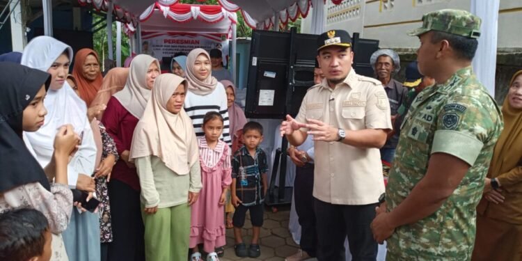 Berkat Kodim Cilegon, Akhirnya Warga Cisuru Pulomerak Nikmati Air Bersih Sepuasnya 1 Walikota Cilegon Robinsar berbincang dengan Dandim 0623/Cilegon Letkol Inf Imam Buchori dan masyarakat usai meresmikan sumur bor di Lingkungan Cisuru, Kelurahan Suralaya, Kecamatan Pulomerak, Selasa, 3 Maret 2026.