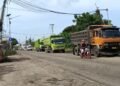 Truk tambang melintasi Jalan raya SBM di luar jam operasional yang tertuang di Kepgub nomor 567 tahun 2026, kemarin. (Andika/bantenraya.com)