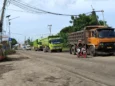 Jadi Jalur Mudik, Jalan raya SBM Masih Dipadati Truk Tambang 3 Truk tambang melintasi Jalan raya SBM di luar jam operasional yang tertuang di Kepgub nomor 567 tahun 2026, kemarin. (Andika/bantenraya.com)