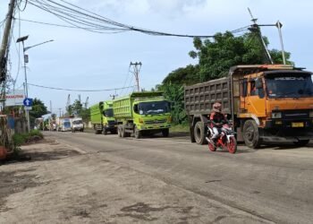 Truk tambang melintasi Jalan raya SBM di luar jam operasional yang tertuang di Kepgub nomor 567 tahun 2026, kemarin. (Andika/bantenraya.com)