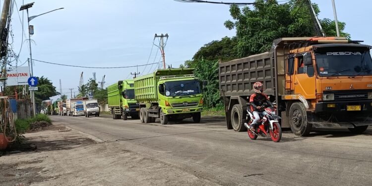 Jadi Jalur Mudik, Jalan raya SBM Masih Dipadati Truk Tambang 1 Truk tambang melintasi Jalan raya SBM di luar jam operasional yang tertuang di Kepgub nomor 567 tahun 2026, kemarin. (Andika/bantenraya.com)