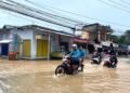 Suasana banjir di Lingkungan Sambirata Cibeber, Jumat (6/3). Tia/Banten Raya