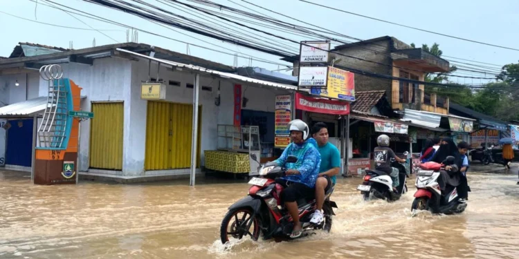 Suasana banjir di Lingkungan Sambirata Cibeber, Jumat (6/3). Tia/Banten Raya
