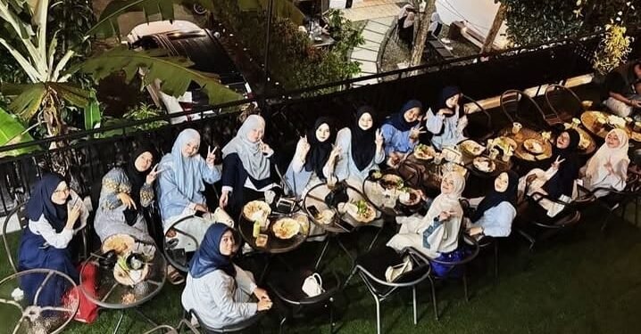 Ilustrasi bukber puasa Ramadan. Instagram/@waroengkamcur_)