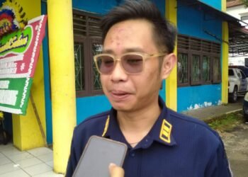 Capiton Foto Kepala UPTD Pengelolaan Sarana dan Prasarana Dishub Kota Serang Tahta Putra Bintang diwawancarai wartawan di kantor Dishub Kota Serang. (Dokumentasi warga untuk Bantenraya.com)