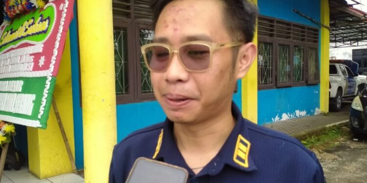 Capiton Foto Kepala UPTD Pengelolaan Sarana dan Prasarana Dishub Kota Serang Tahta Putra Bintang diwawancarai wartawan di kantor Dishub Kota Serang. (Dokumentasi warga untuk Bantenraya.com)