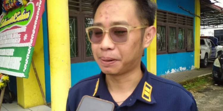 Capiton Foto Kepala UPTD Pengelolaan Sarana dan Prasarana Dishub Kota Serang Tahta Putra Bintang diwawancarai wartawan di kantor Dishub Kota Serang. (Dokumentasi warga untuk Bantenraya.com)