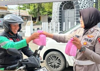 Satlantas Polres Pandeglang menggelar kegiatan Polantas Menyapa dengan berbagi takjil, Jumat (6/3).