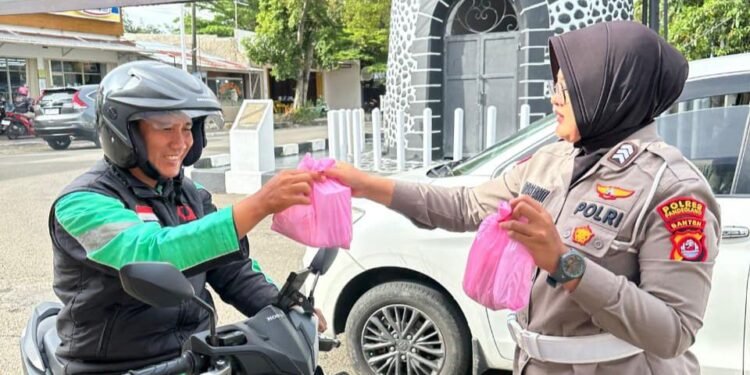 Satlantas Polres Pandeglang menggelar kegiatan Polantas Menyapa dengan berbagi takjil, Jumat (6/3).