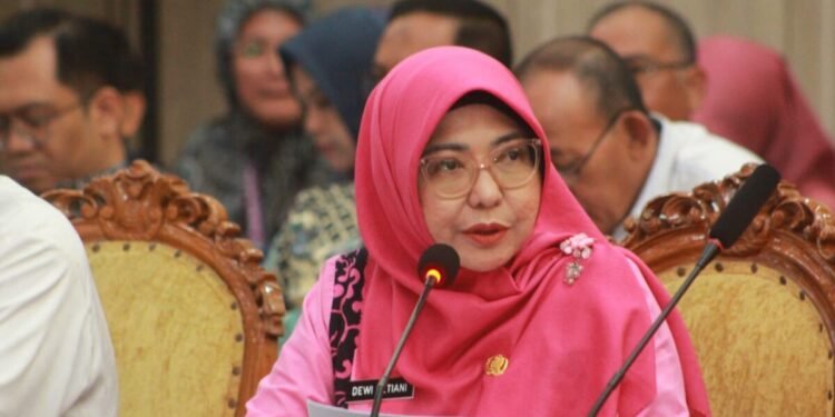 Bupati Pandeglang Raden Dewi Setiani yang menginstruksikan Tim Anggaran Pemerintah Daerah (TAPD) untuk segera menganggarkan gaji PPPK Paruh Waktu.