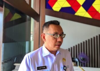 Pelaksana tugas (Plt) Kepala Bagian Hukum Pemkab Serang Anton Herwanto saat diwawancarai wartawan, kemarin. (Andika/Bantenraya)