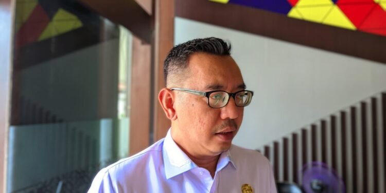 Pelaksana tugas (Plt) Kepala Bagian Hukum Pemkab Serang Anton Herwanto saat diwawancarai wartawan, kemarin. (Andika/Bantenraya)