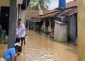 Suasana pemukiman warga Lingkungan Sambirata, Kelurahan Cibeber, Kecamatan Cibeber, yang terkena banjir, Jumat (6/3). Tia/Banten Raya