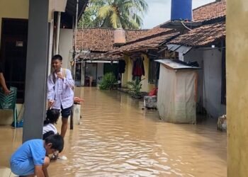 Suasana pemukiman warga Lingkungan Sambirata, Kelurahan Cibeber, Kecamatan Cibeber, yang terkena banjir, Jumat (6/3). Tia/Banten Raya