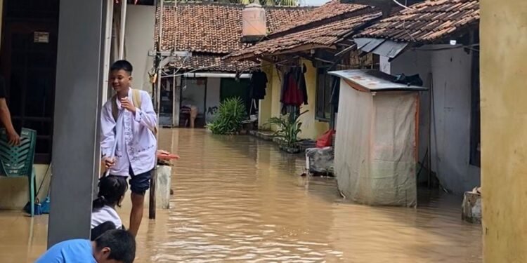 Suasana pemukiman warga Lingkungan Sambirata, Kelurahan Cibeber, Kecamatan Cibeber, yang terkena banjir, Jumat (6/3). Tia/Banten Raya