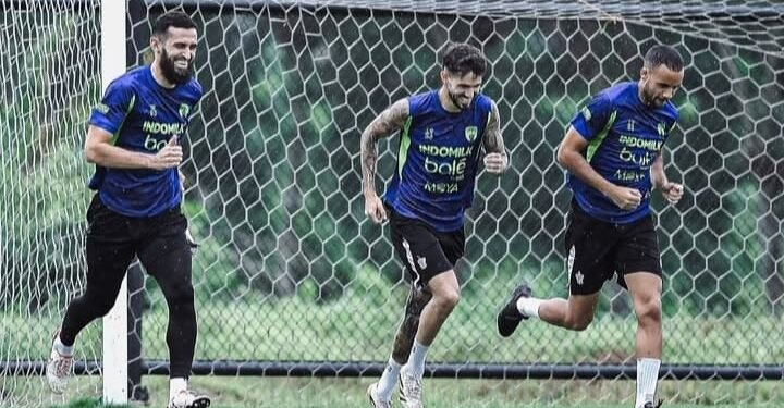 Capiton Foto Tiga pemain asing Persita Tangerang berlatih jelang jamu Madura United FC di pekan ke-25 BRI Super League 2025-2026, Sabtu 7 Maret 2026. (Instagram @persita.official)