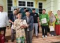 Penyaluran bantuan sembako dari Yakesma Banten dan Al Izzah kepada kaum dhuafa pada Jumat, 6 Maret 2026. (Dokumentasi Yakesma Banten)